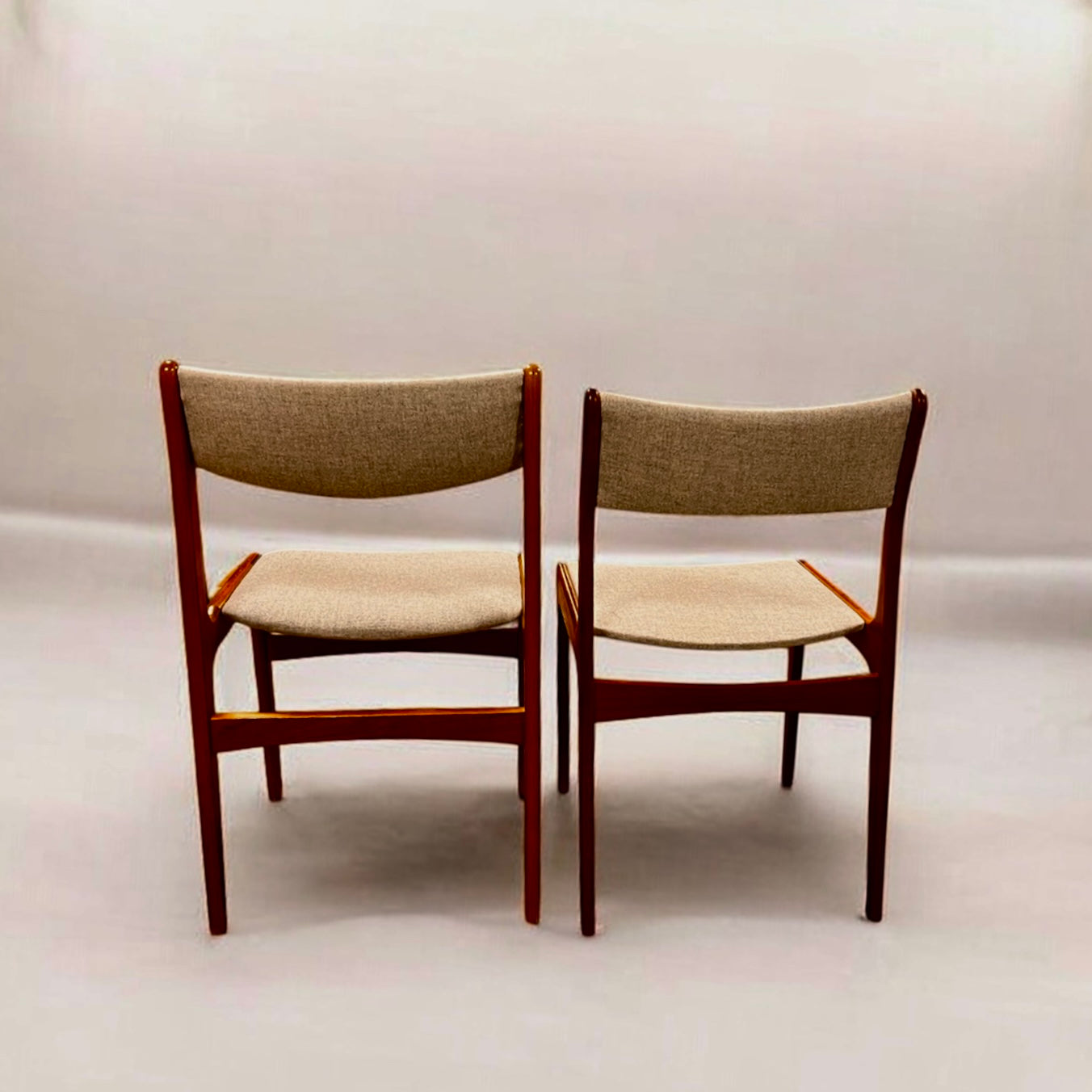 Teakstolar i tidlös dansk design