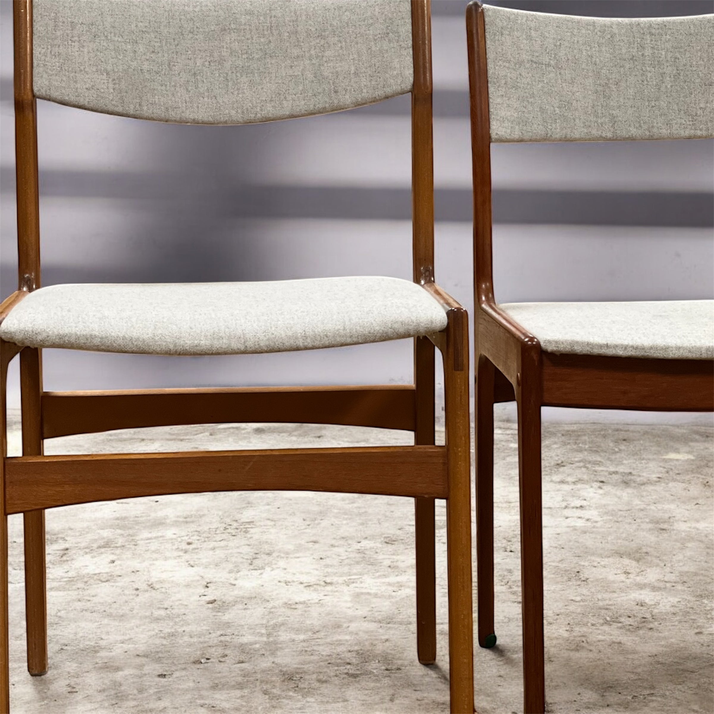 Teakstolar i tidlös dansk design