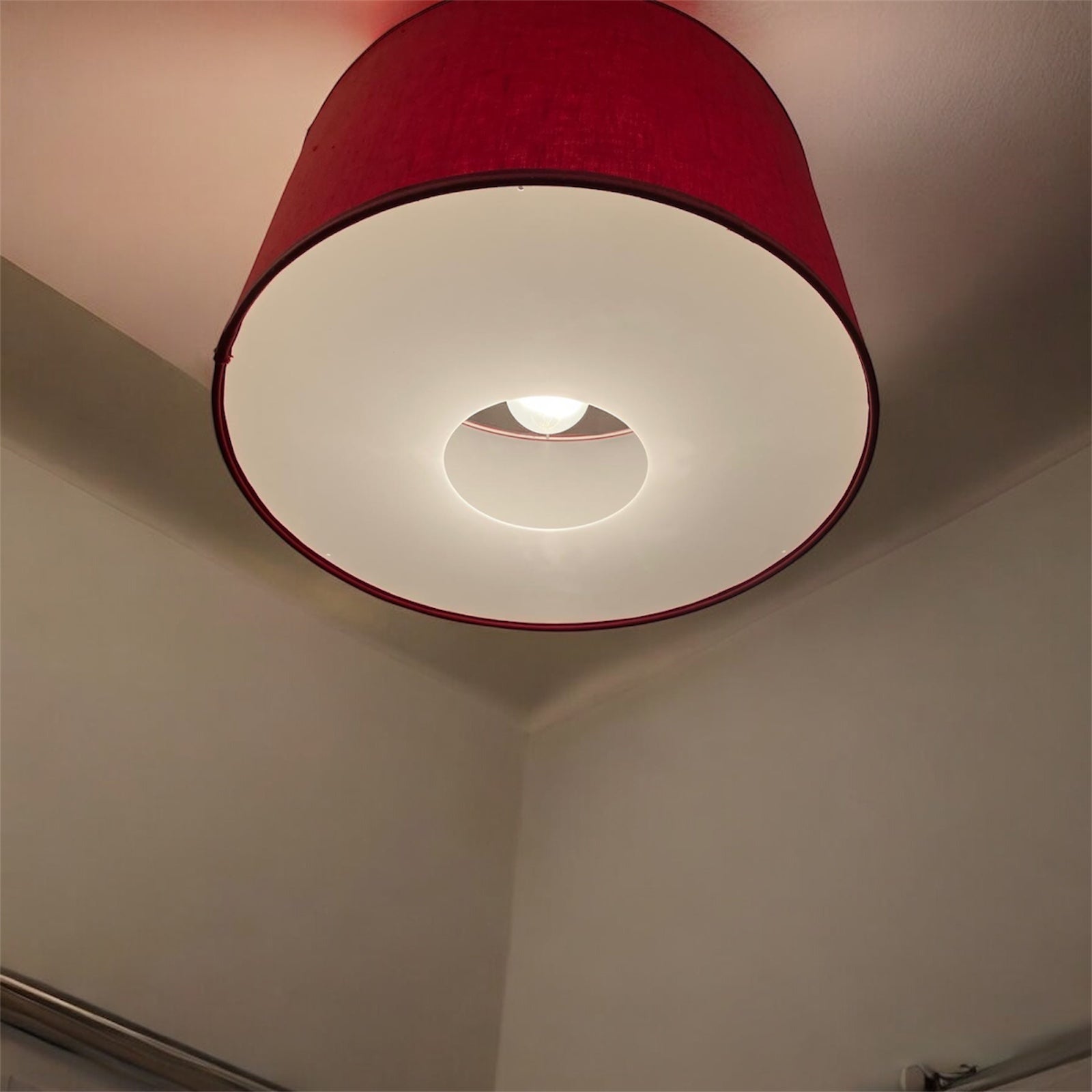 Cylindrisk lampskärm på taklampa