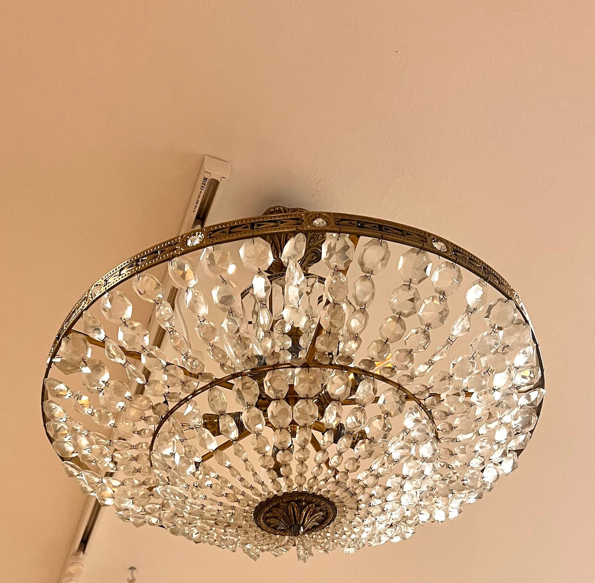 Praktfull kristallkrona för hemmet som är en klassisk plafond som kombinerar exklusiv lyster med sofistikerat vintageuttryck. 