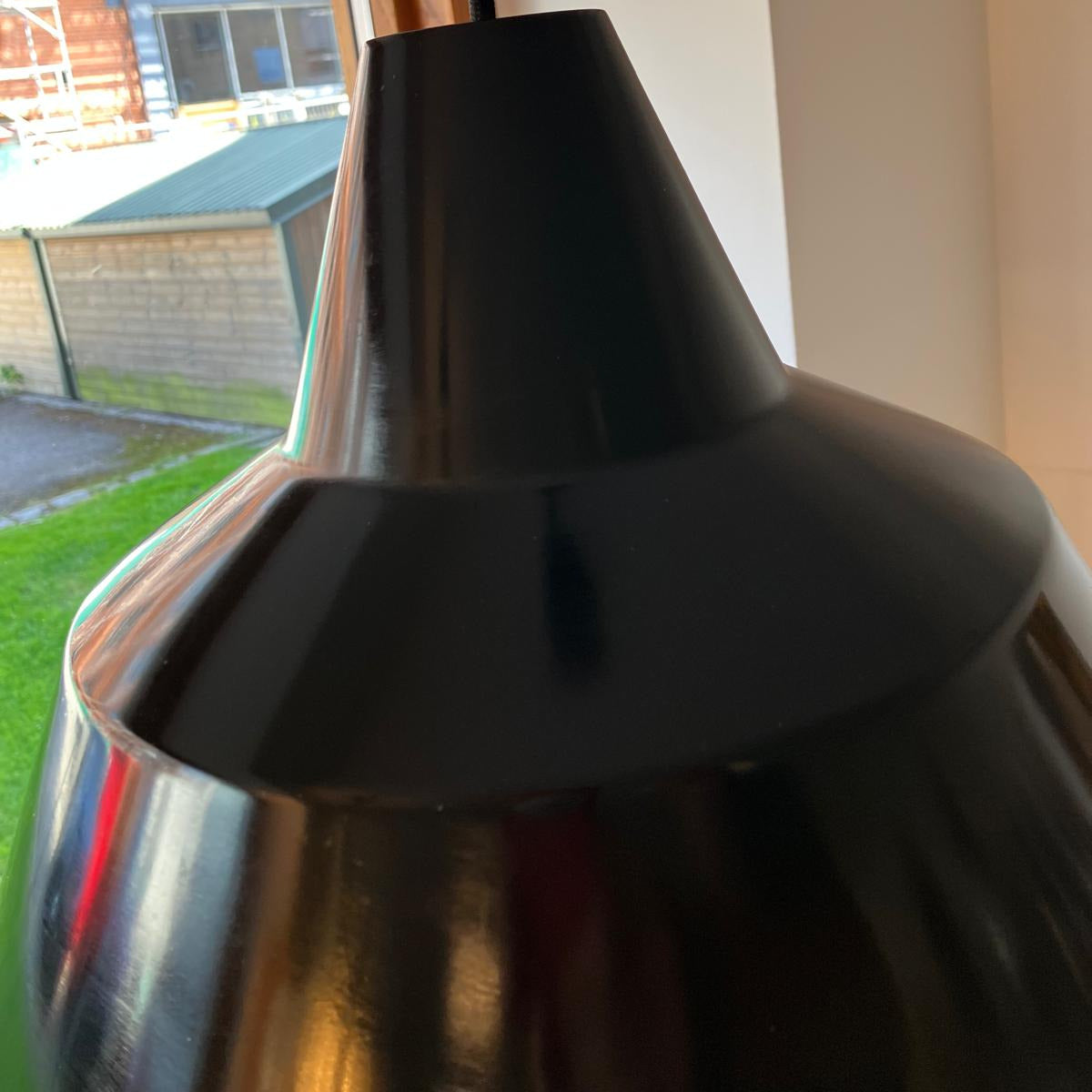 Lampan har fått helt ny el med en svart tygsladd som lyfter helheten och ger den ett fräscht, samtida uttryck. 