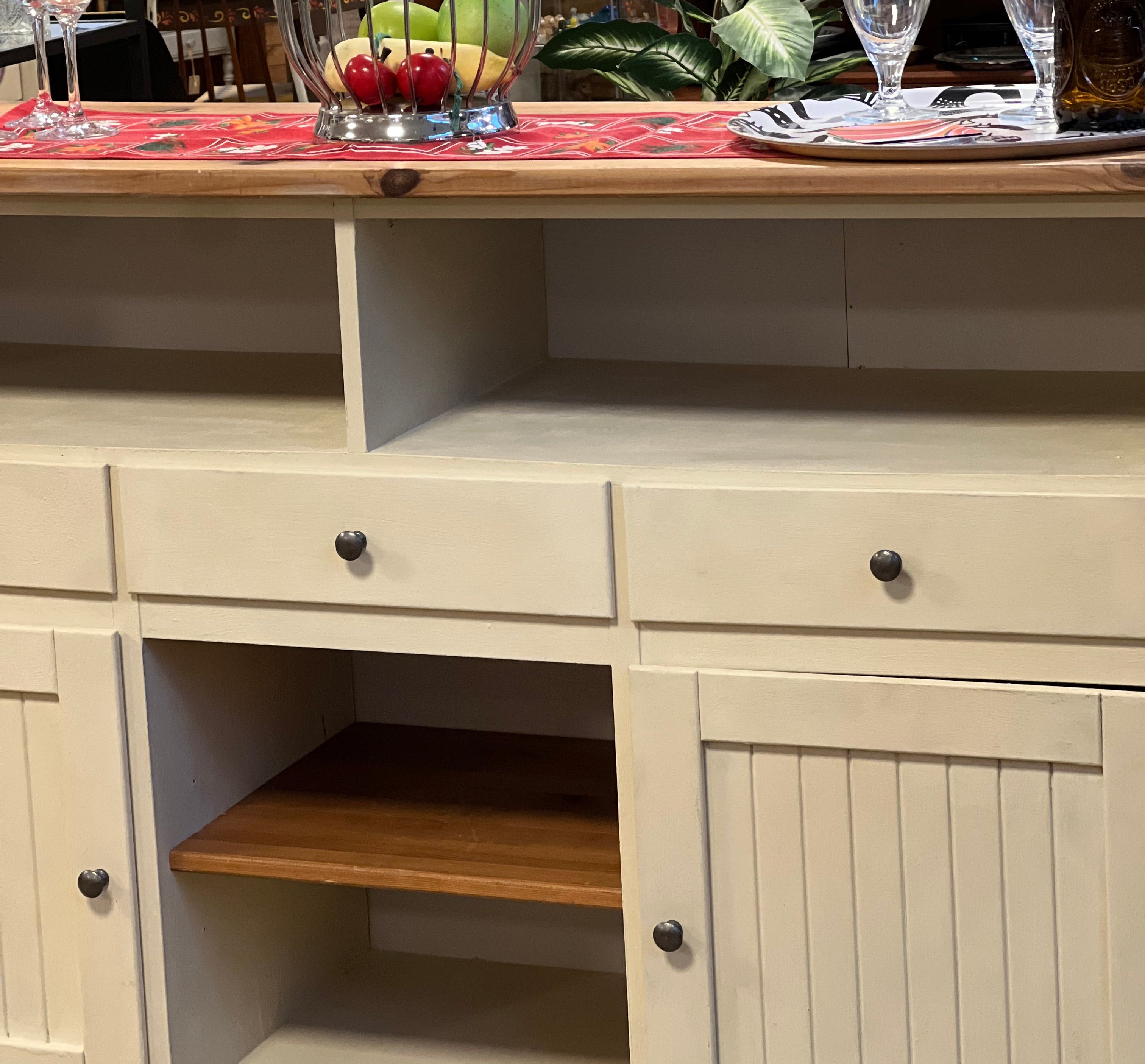 Praktisk skänk eller köpmannadisk med gott om utrymme. Passar för köket men även i matrummet eller en hall. Kanske också som köksö eller bar då den har tapetserad baksida. 