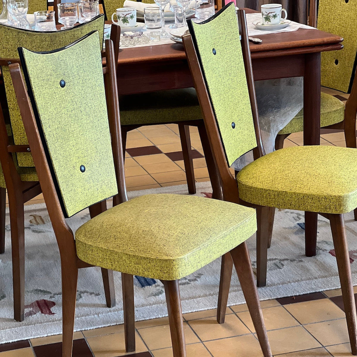 Matstolar från 50-talet och troligen antingen från Frankrike eller Italien.