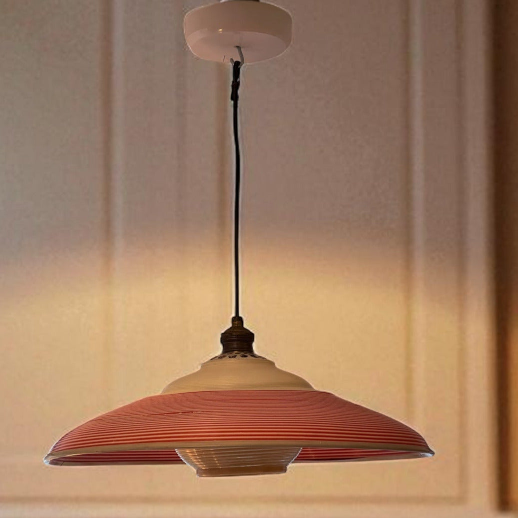 Denna färgsättning ger lampan en lekfull men samtidigt sofistikerad stil, perfekt som blickfång i köket, hallen eller ett retroinrett vardagsrum.