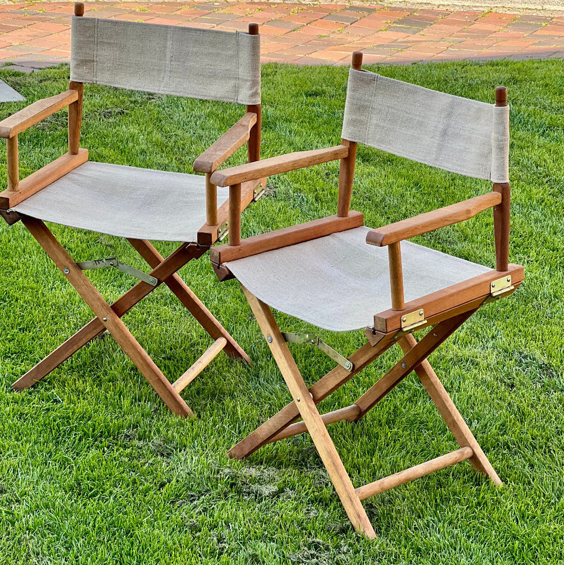 Stolarna är tillverkade i vackert teakträ med naturlig patina som vittnar om kvalitet och hantverk.