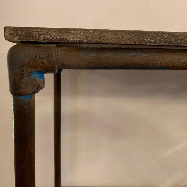 På en blå metallhylla skapade Pia rost.