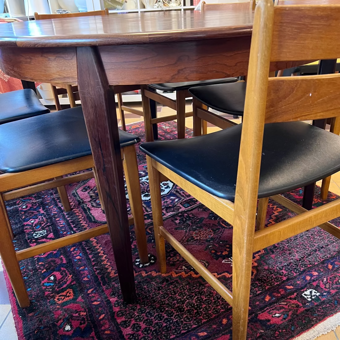 Upptäck ett enastående runt matbord i äkta jakaranda – en hyllning till klassisk dansk design där funktion och estetik smälter samman i perfekt balans. 