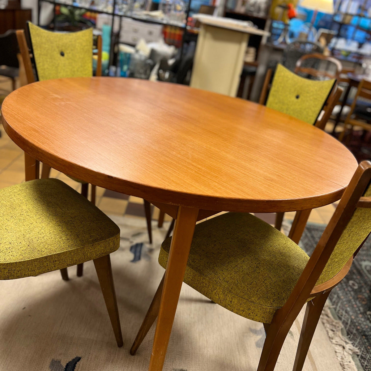 Det runda formatet skapar en inbjudande och social känsla – perfekt för både vardagsmiddagar och långa samtal över ett glas vin.