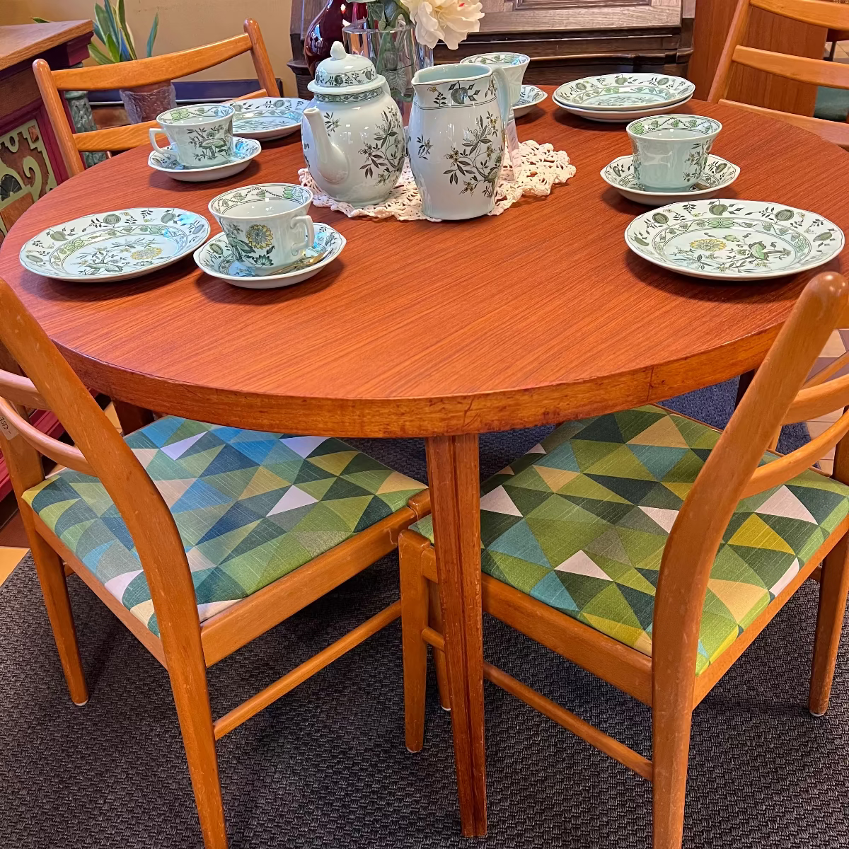 Runt teakbord med en iläggsskiva och är troligen från 60-talet.
