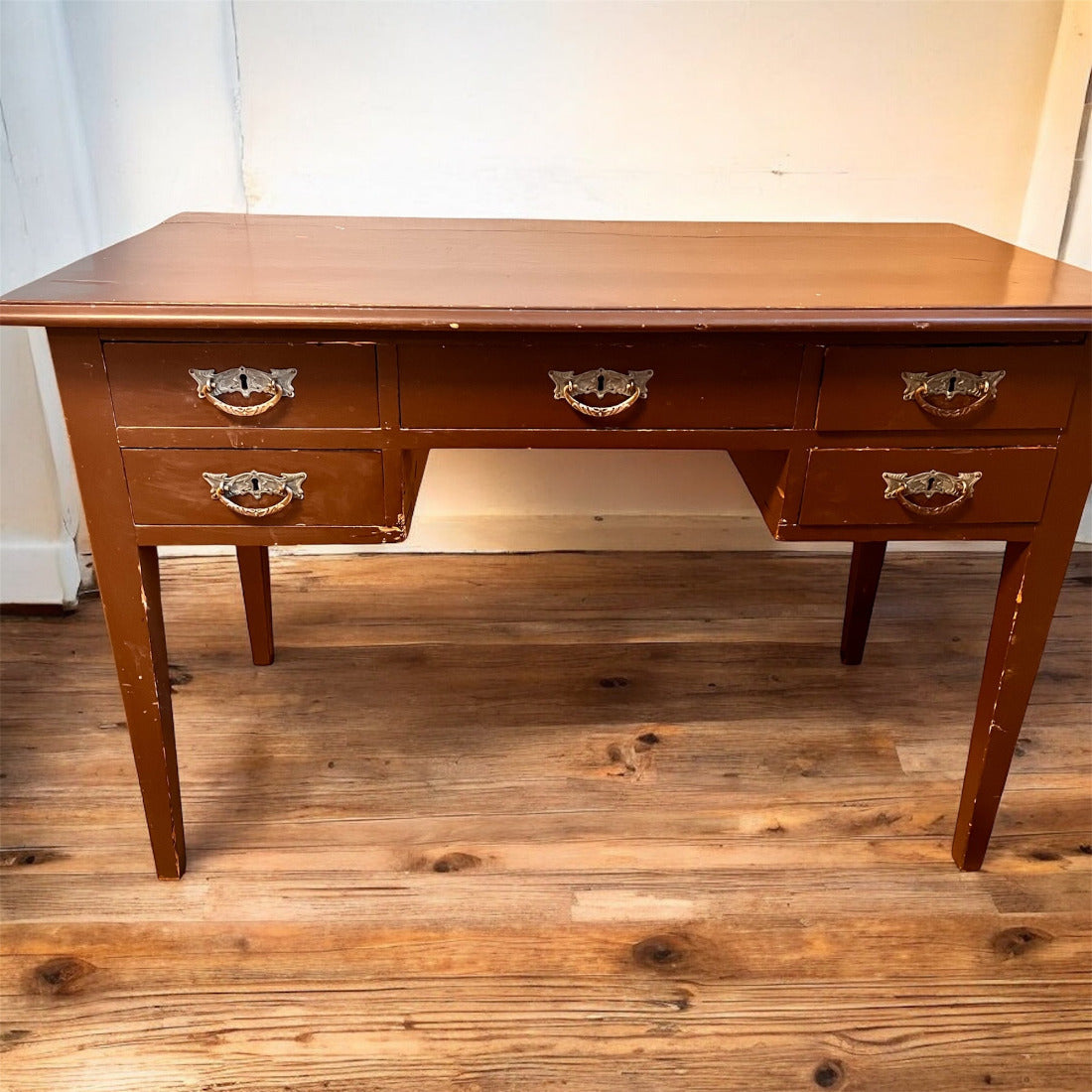 Svart handmålat klassiskt skrivbord