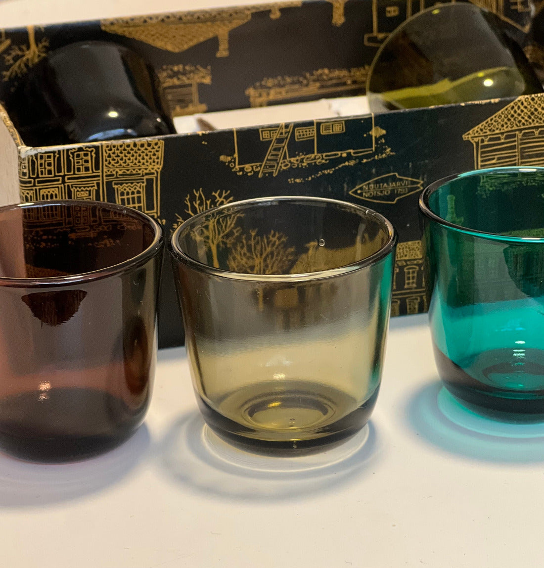 Fina glas i olika färger från Kaj Frank i en originalkartong.
