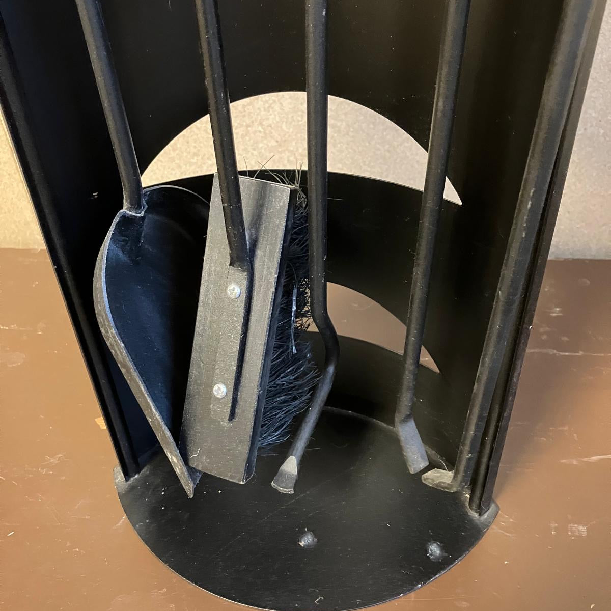 Setet består av fem delar: eldgaffel, spade/skyffel, borste, tång och ett stabilt stativ. Varje verktyg har sin självklara plats i Stativet. 