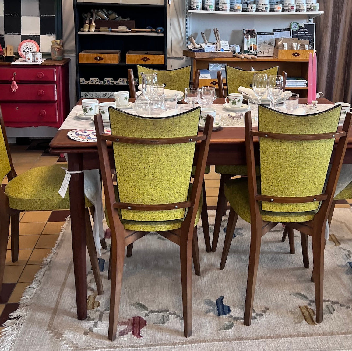 Stommen är i teak och klädseln är i vinyl.