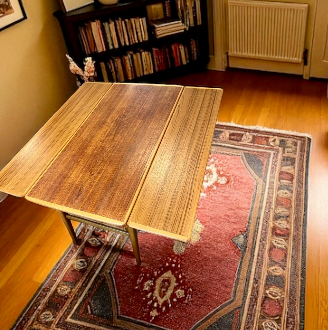 Underbart teakbord som även kan bli ett matbord.