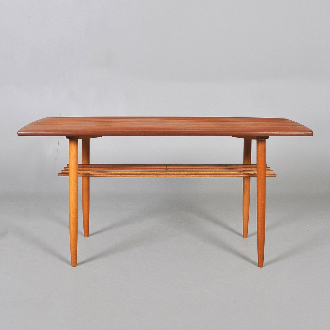 Den långsmala designen gör bordet lättplacerat och ger ett elegant intryck. Bordet är i mycket bra skick och passar in i vilken modern inredning som helst.