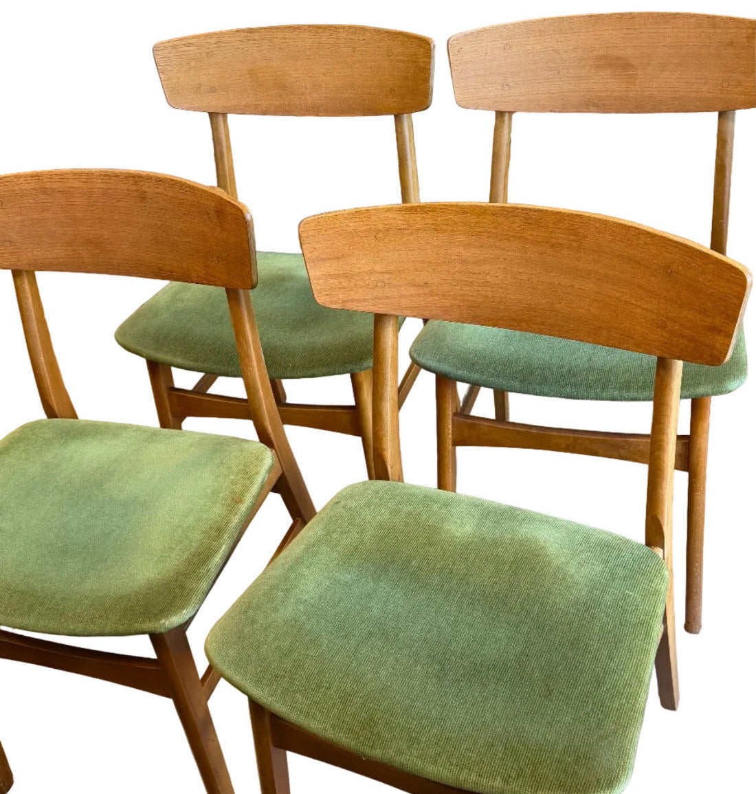 Stolarna har den typiska lätta och eleganta formgivning som kännetecknar dansk möbeldesign från 1950–60-talet. Den mjukt böjda ryggbrädan ger stolarna ett fint skulpturalt uttryck samtidigt som de är bekväma och välproportionerade.