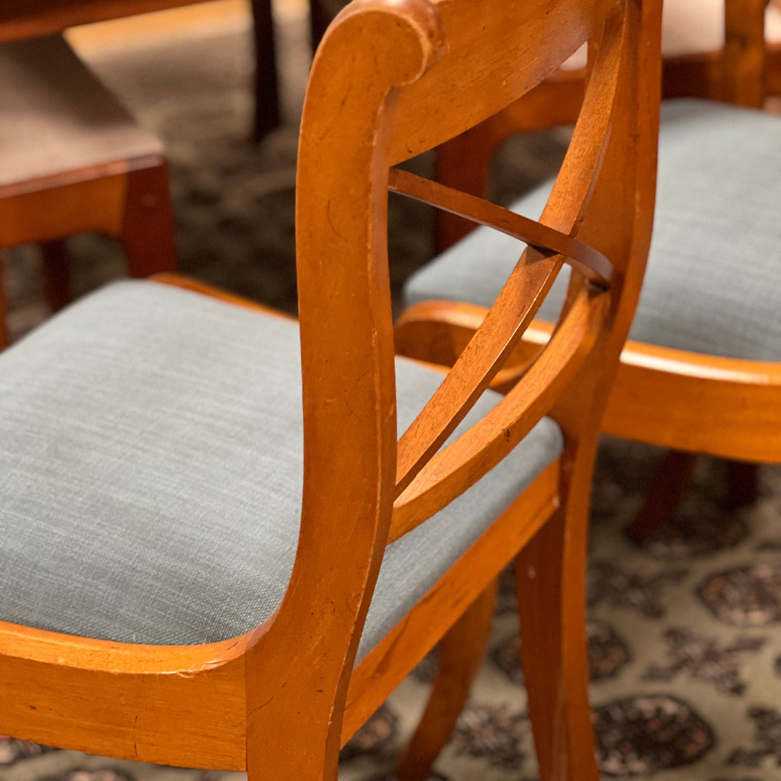 Stolarna tillverkades troligen under slutet av 1800-talet. De är vanligtvis tillverkade i ädelträ som mahogny, körsbär eller idegran. 