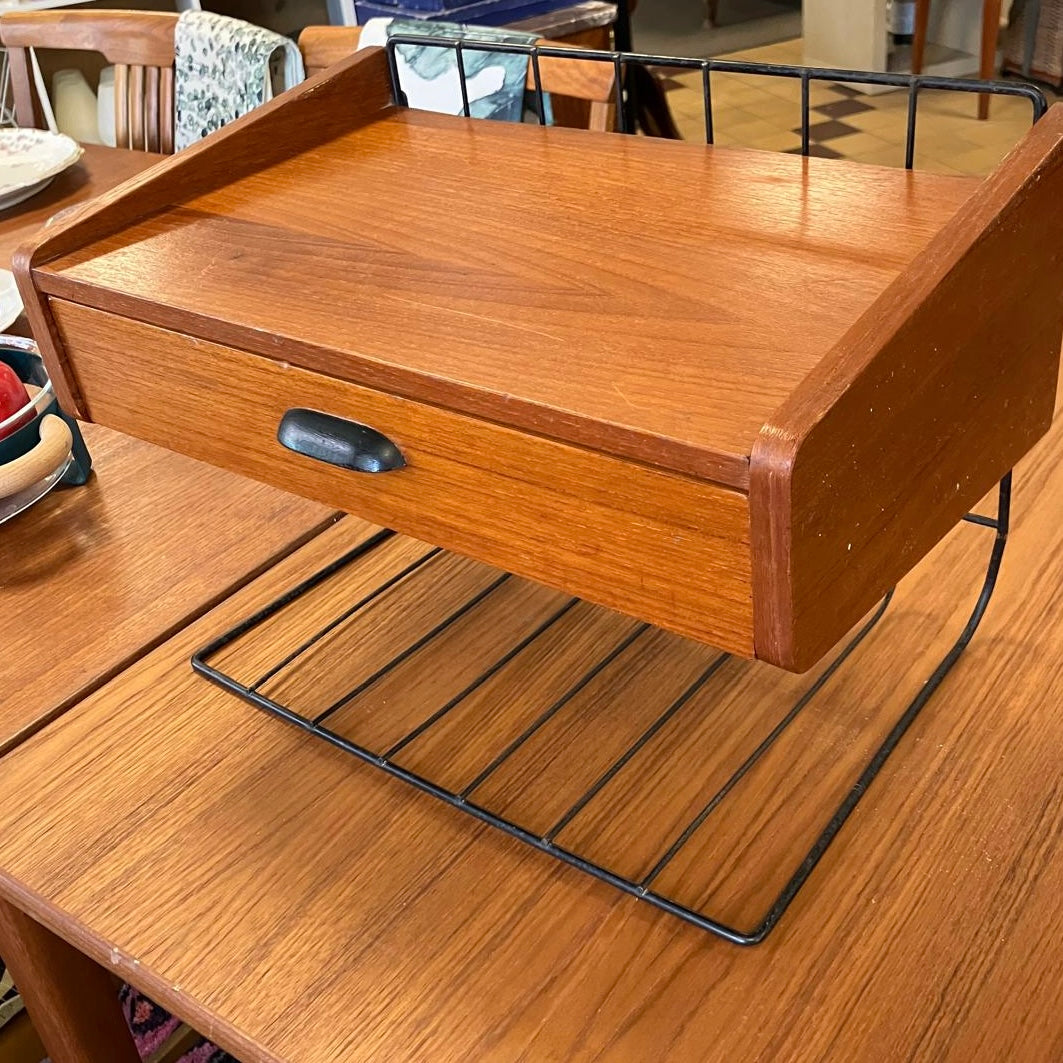 Hyllan är i elegant och tidlös stilren design från 1960-talet.&nbsp;