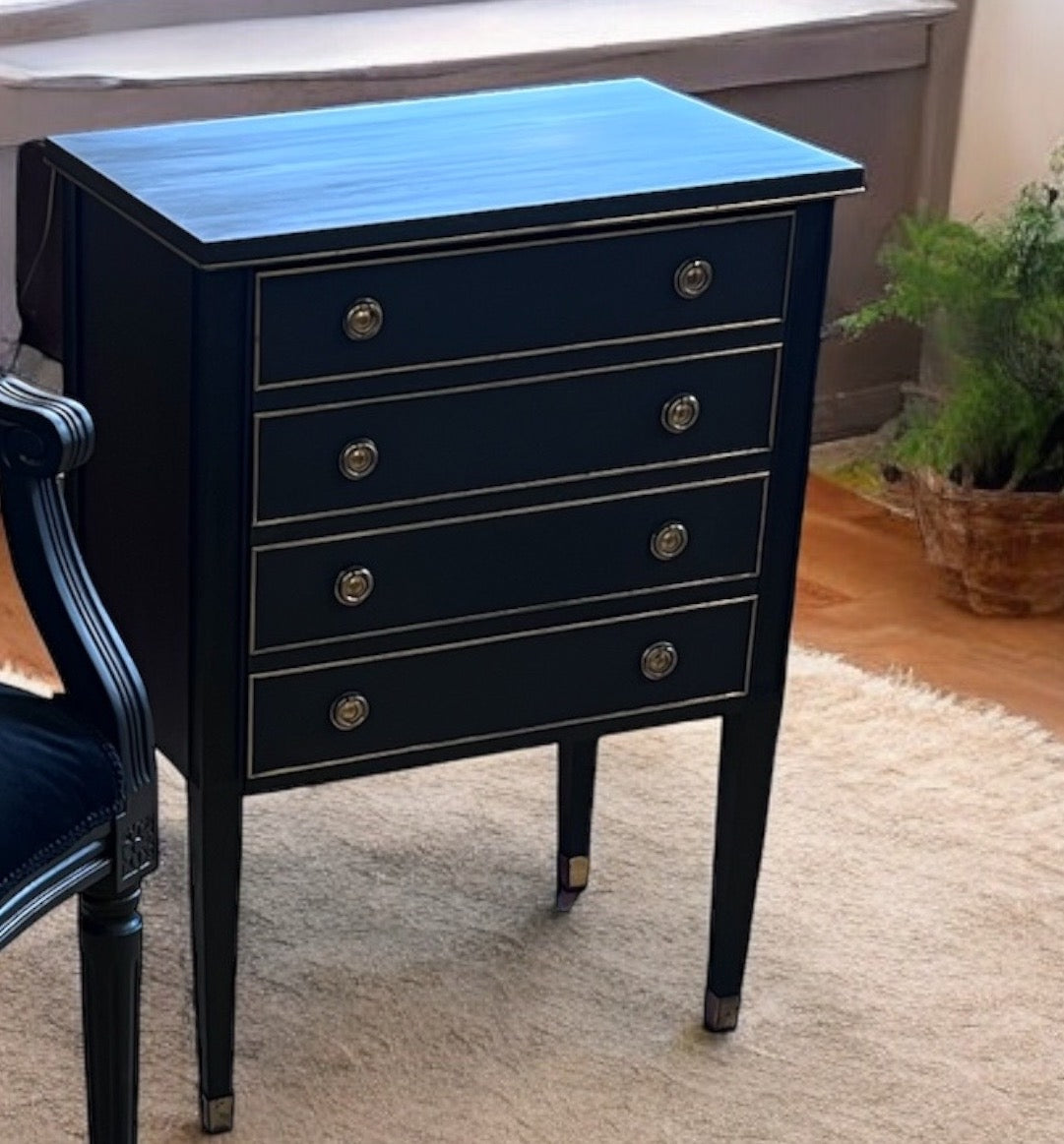 En gracil liten byrå i gustaviansk design som målats om i Chalk Paint Athenian Black eftersom den var sliten och fläckig.