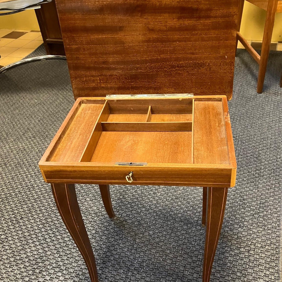 Syskrin eller mer ett sybord, som troligen kommer från sent 1800-tal eller tidigt 1900-tal, inspirerat av den sena empiren och nyrokokon.