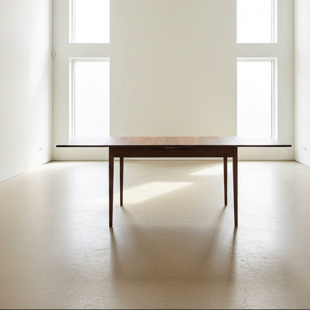 Teakbord helt utfällt med sidoskivor.