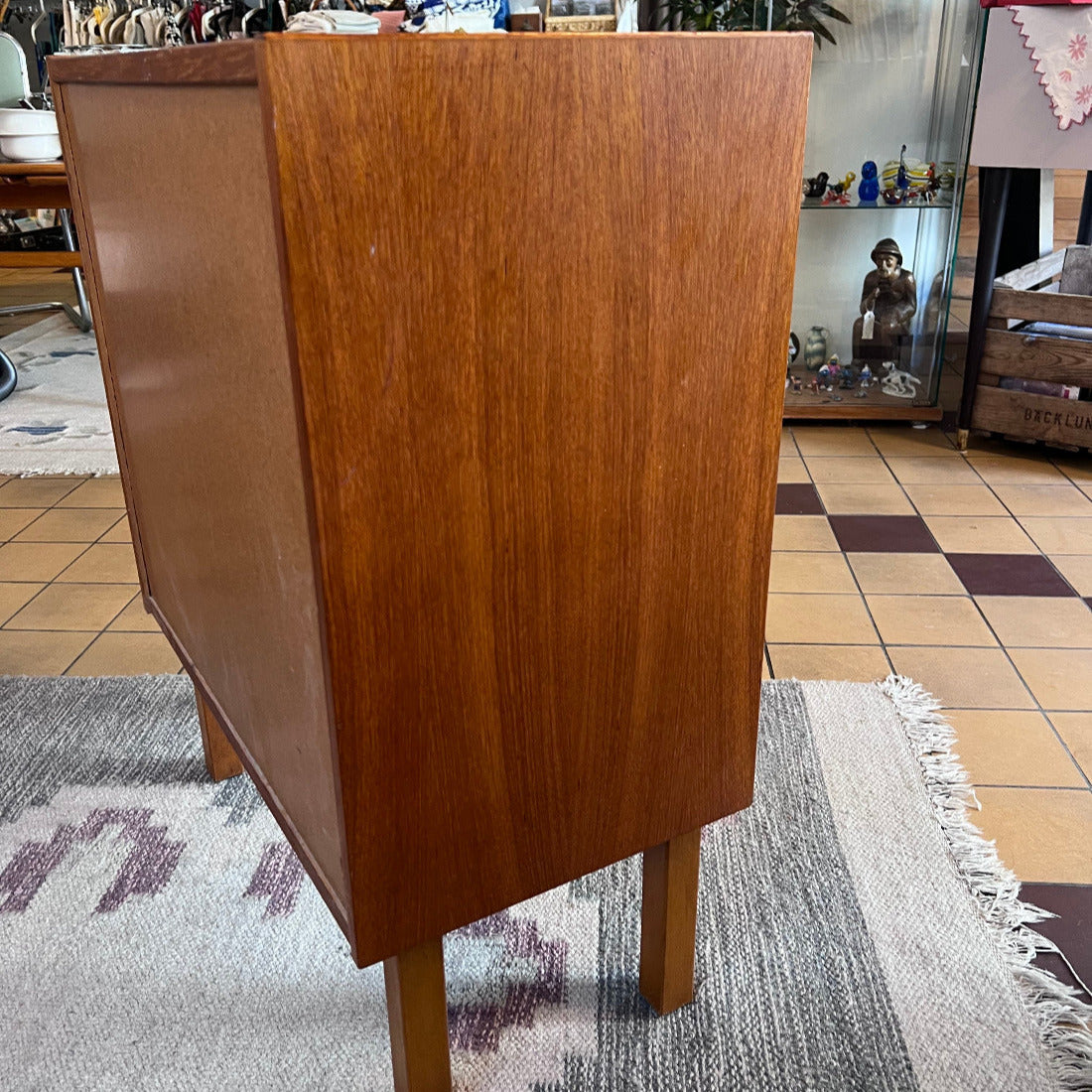 Teakbyrån från 1960-talet är ett utmärkt exempel på tidstypisk skandinavisk design – enkel, funktionell och full av personlighet.