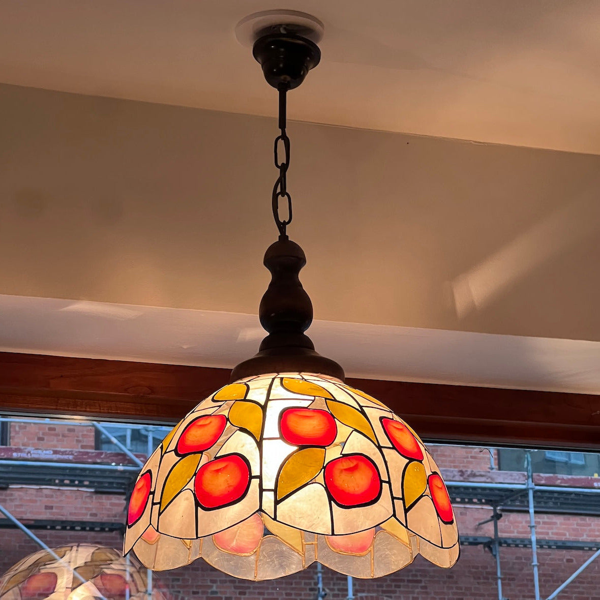 Tiffany-taklampan ger ditt hem en tidlös glans, vars handgjorda kupol sprider ett varmt och stämningsfullt sken.