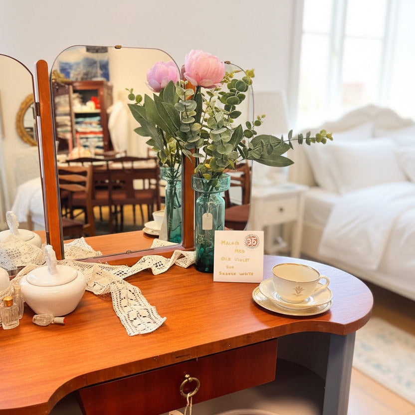 Toalettbord i teak och vackert målat med Chalk Paint Old Violet. Delbart!