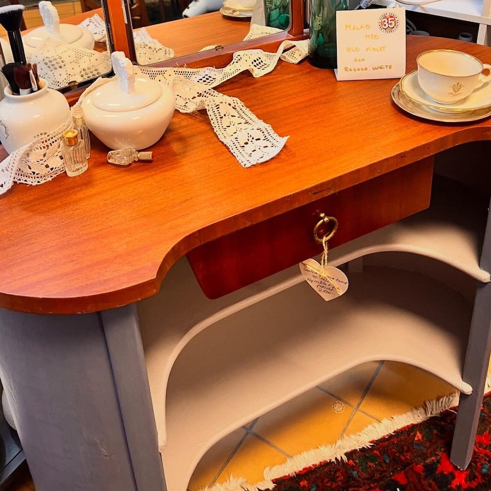 Toalettbord med teakskiva och löstagbar spegel inramad i teak och helt ställbar. 