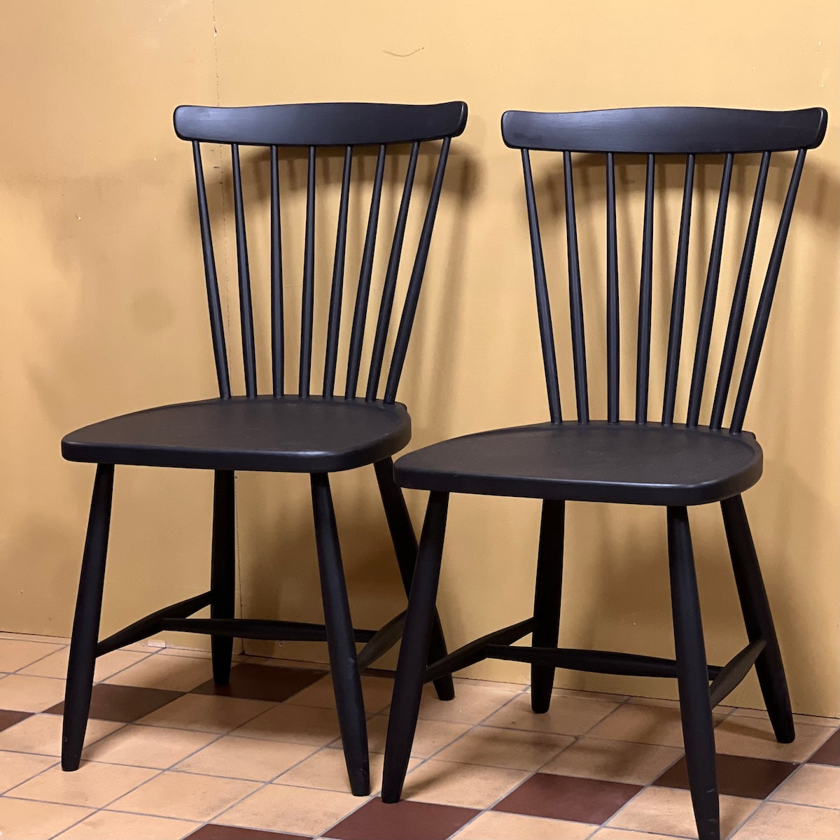 Hos GRETRO hittar du två stolar, Lilla Åland, i en sofistikerad svart kulör – perfekt för både moderna och klassiska hem. 