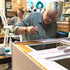 Två deltagare på kurs hos GRETRO för att måla möbler
