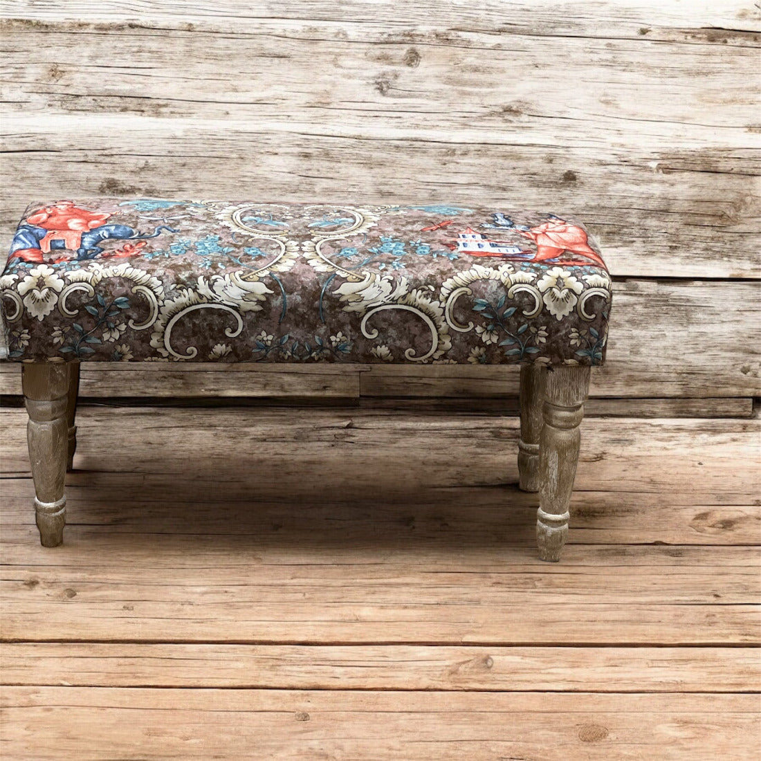 Modern sittpall i gustaviansk stil