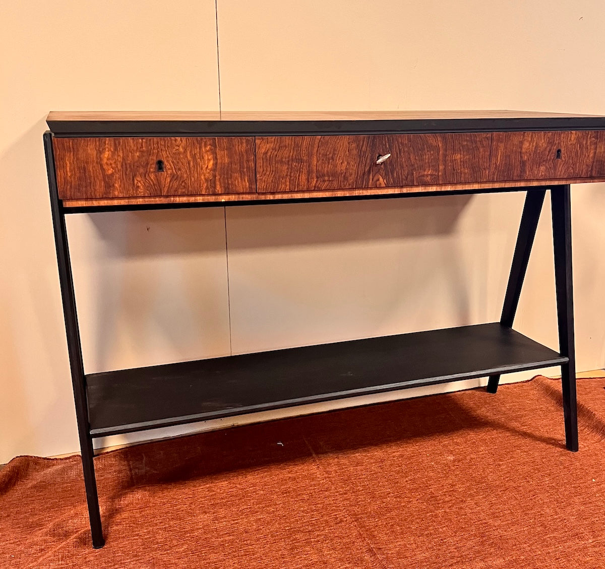 Et hallbord som ingen annan har och en snedställd kan på bordsskivan.