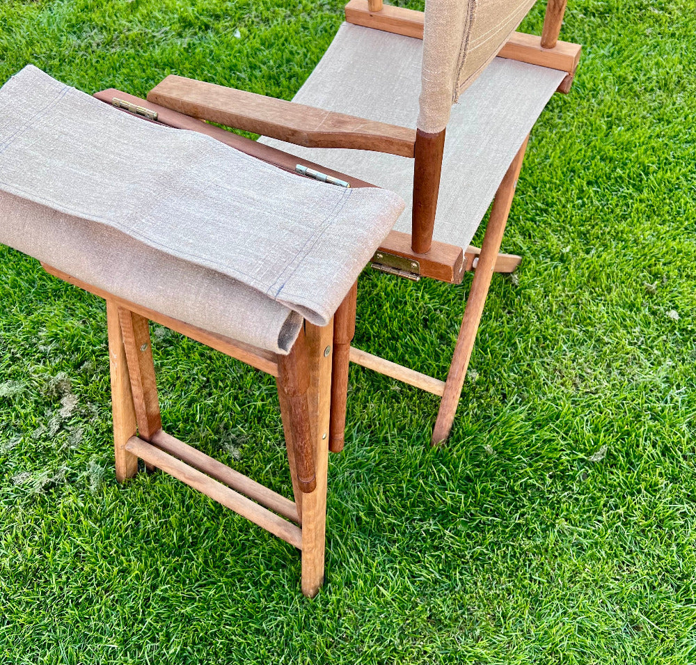 Safaristolar uppdaterade med ett grovt, hållbart tyg i en varm beige ton som både lyfter stilen och står emot tidens tand.