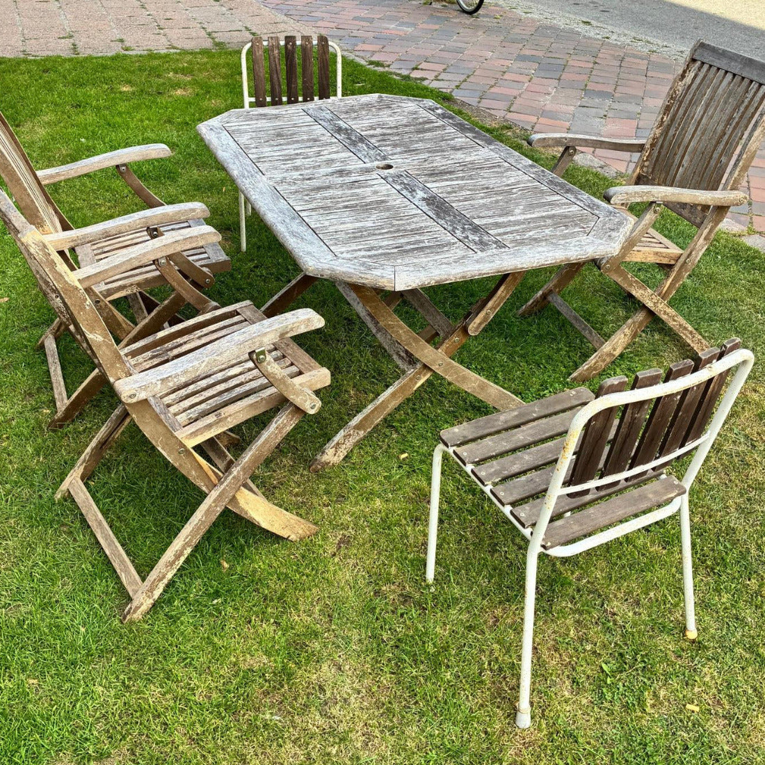 Retrostil på trädgårdsgrupp med fin patina