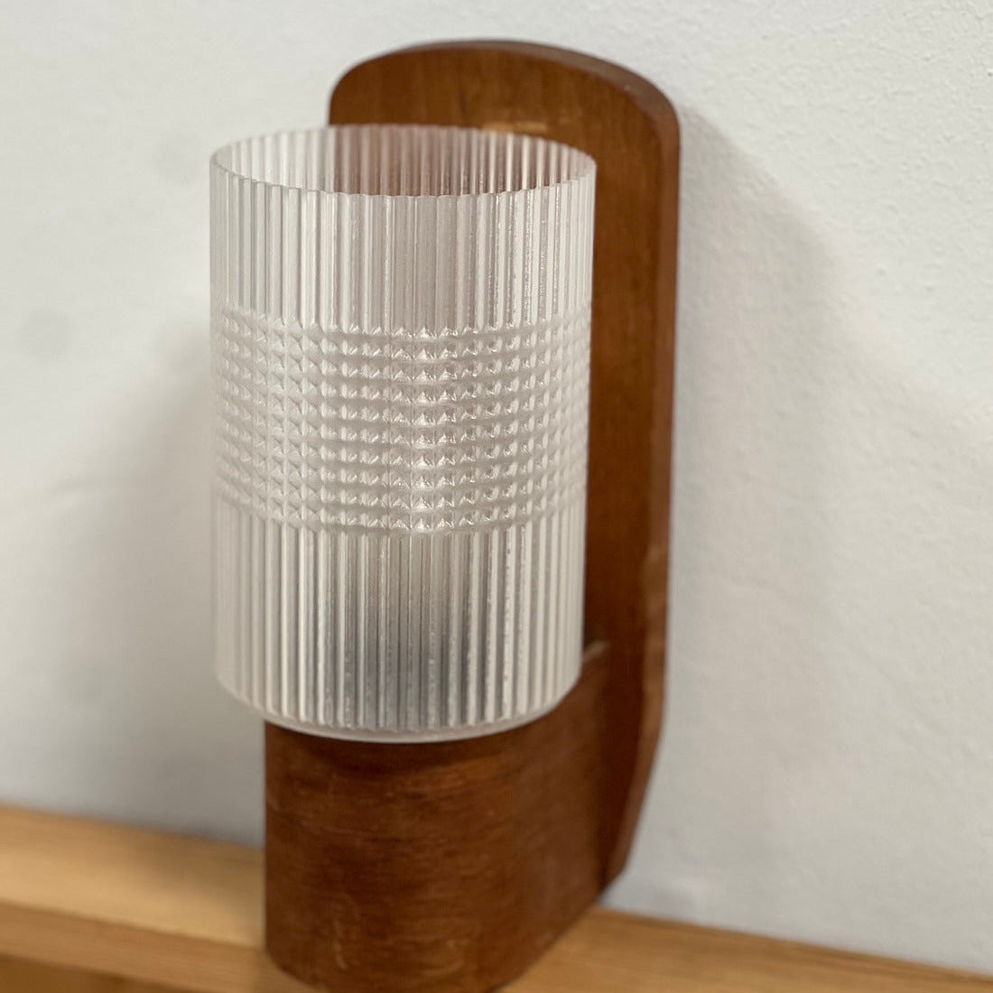 Vägglampett där naturliga material möter modern teknik med 3D-printad lampskärm. 