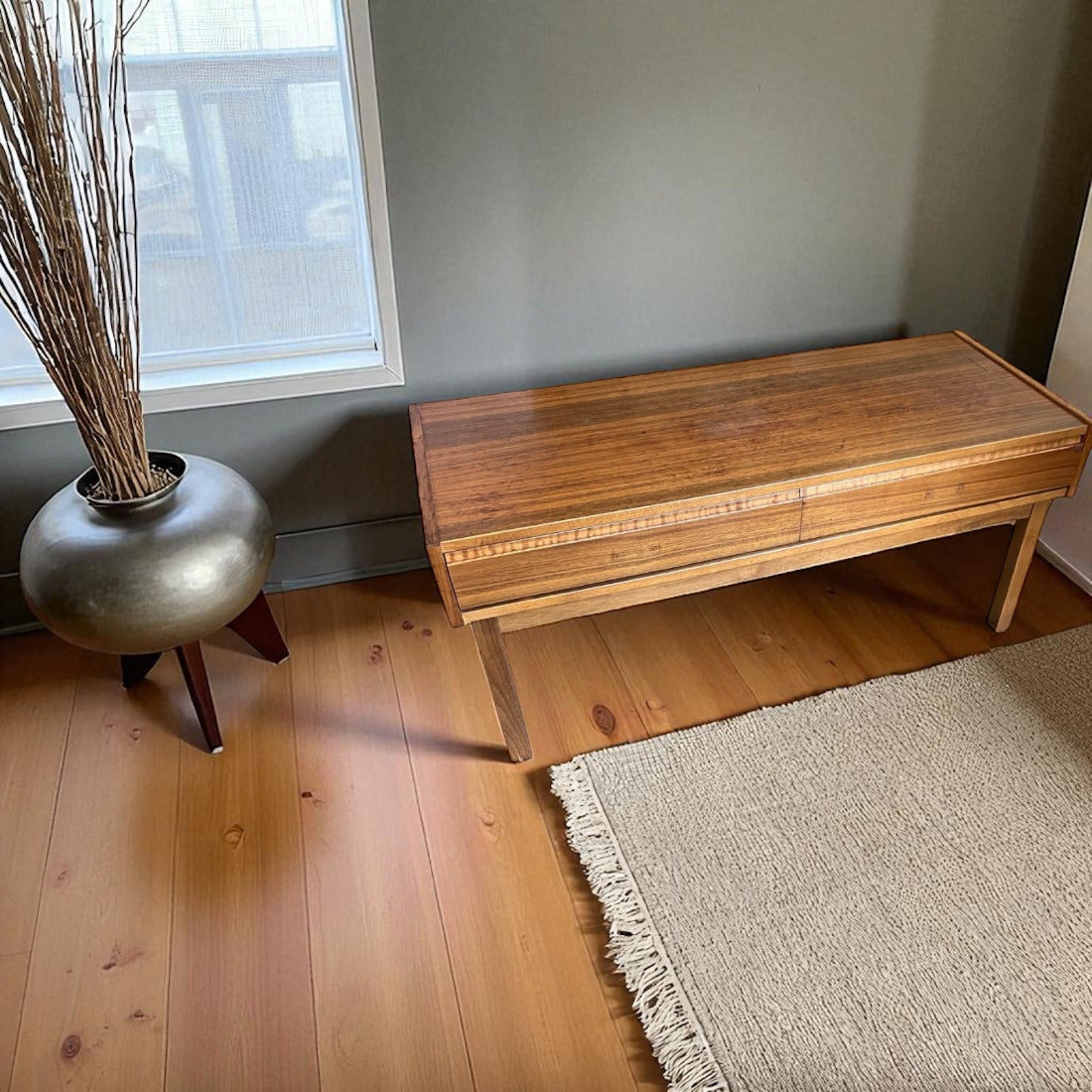 Med sina rena linjer, varma trätoner och funktionella design passar den perfekt i såväl moderna som retroinspirerade hem.