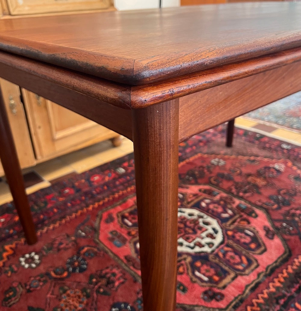 Matbord i vacker dansk design med utdragsskivor.