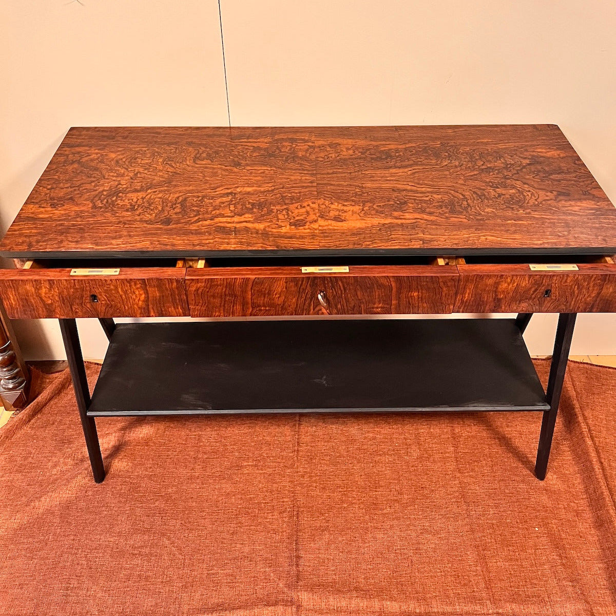 Unikt konsolbord som är tillverkat av återbrukade möbeldelar i ett gediget examensarbete av GRETRO:s praktikant Josefiin. 