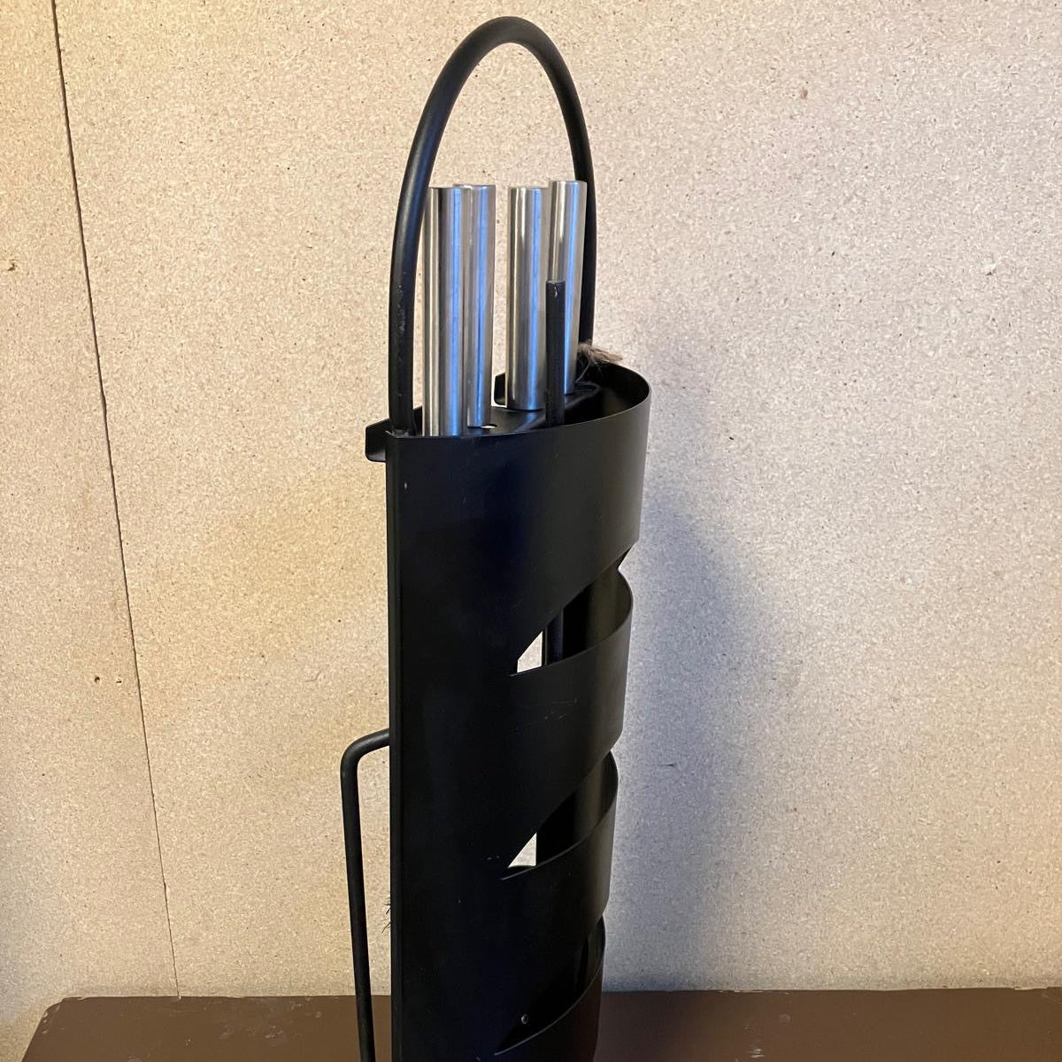 Verktygen är rejäla, funktionella och enkla att använda – allt för att du smidigt ska kunna ta bort aska och hålla rent runt eldstaden.