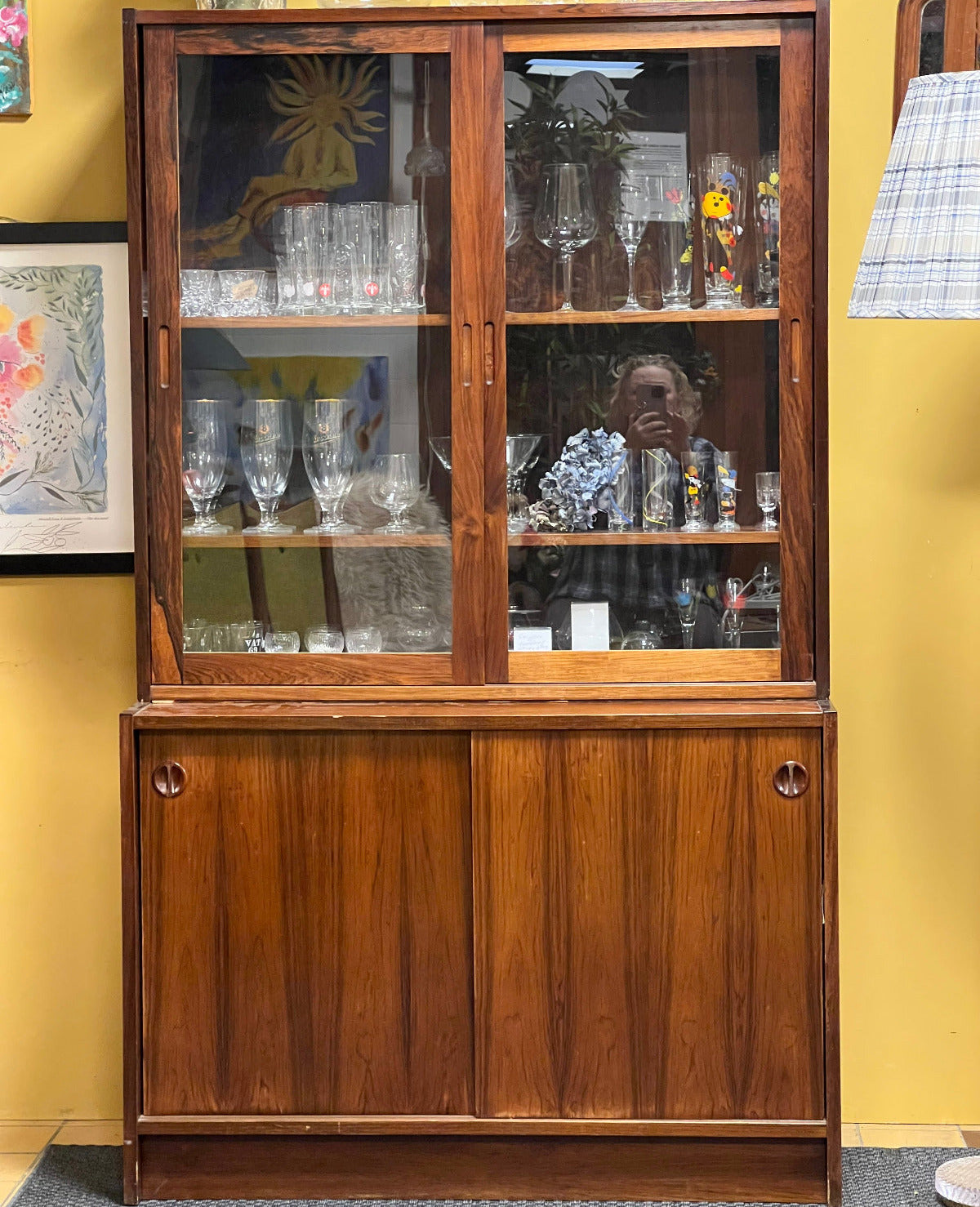 Vitrinskåp i tidlös design med varm karaktär