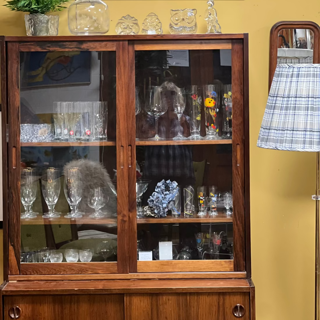 Vitrinskåp i tidlös design med varm karaktär