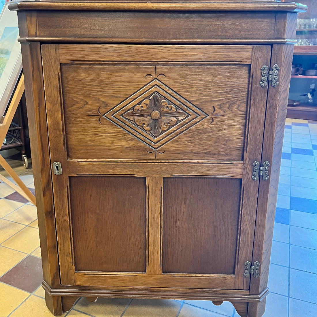 Engelskt hörnskåp i jugendstil