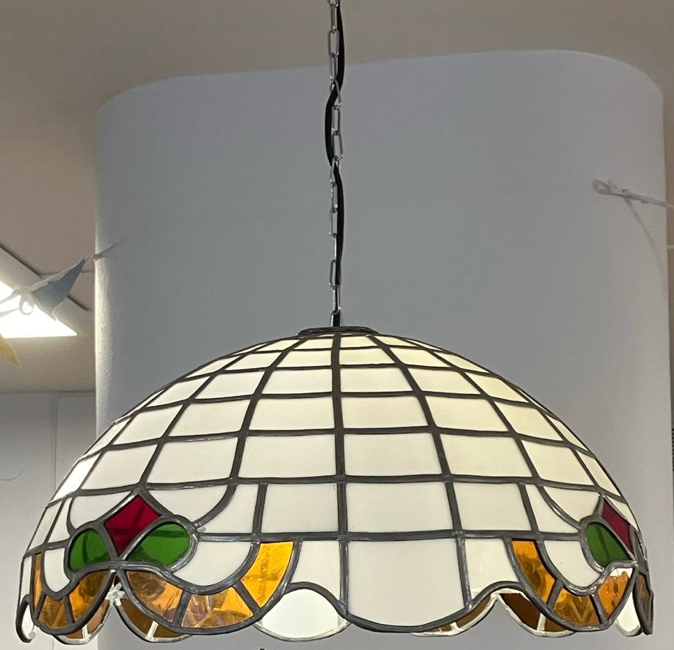 Denna taklampa har övervägande vita glasbitar infattade med bly och fina blomornament i härliga klara färger i kanten av lampan. 