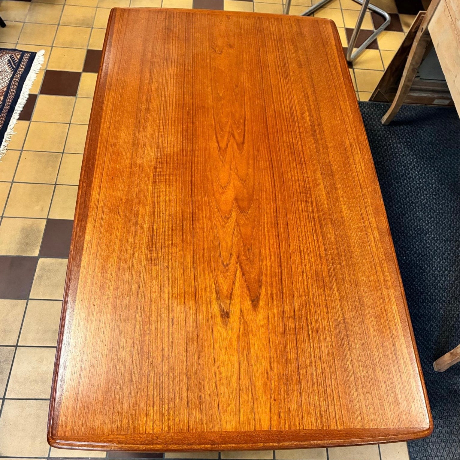 Elegant soffbord i teak – skandinavisk design från 50-/-60-talet