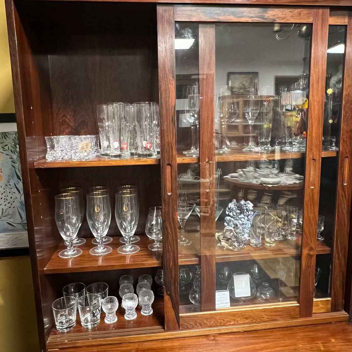 Att välja ett återbrukat vitrinskåp som detta är ett medvetet val – för ett hem med karaktär, och för en mer hållbar framtid.