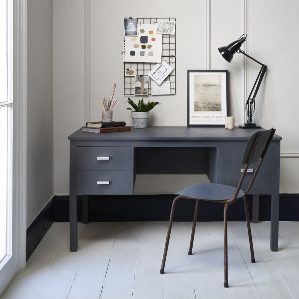 Whistler Grey målat på ett skrivbord