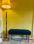 Modern sittpall i gustaviansk stil