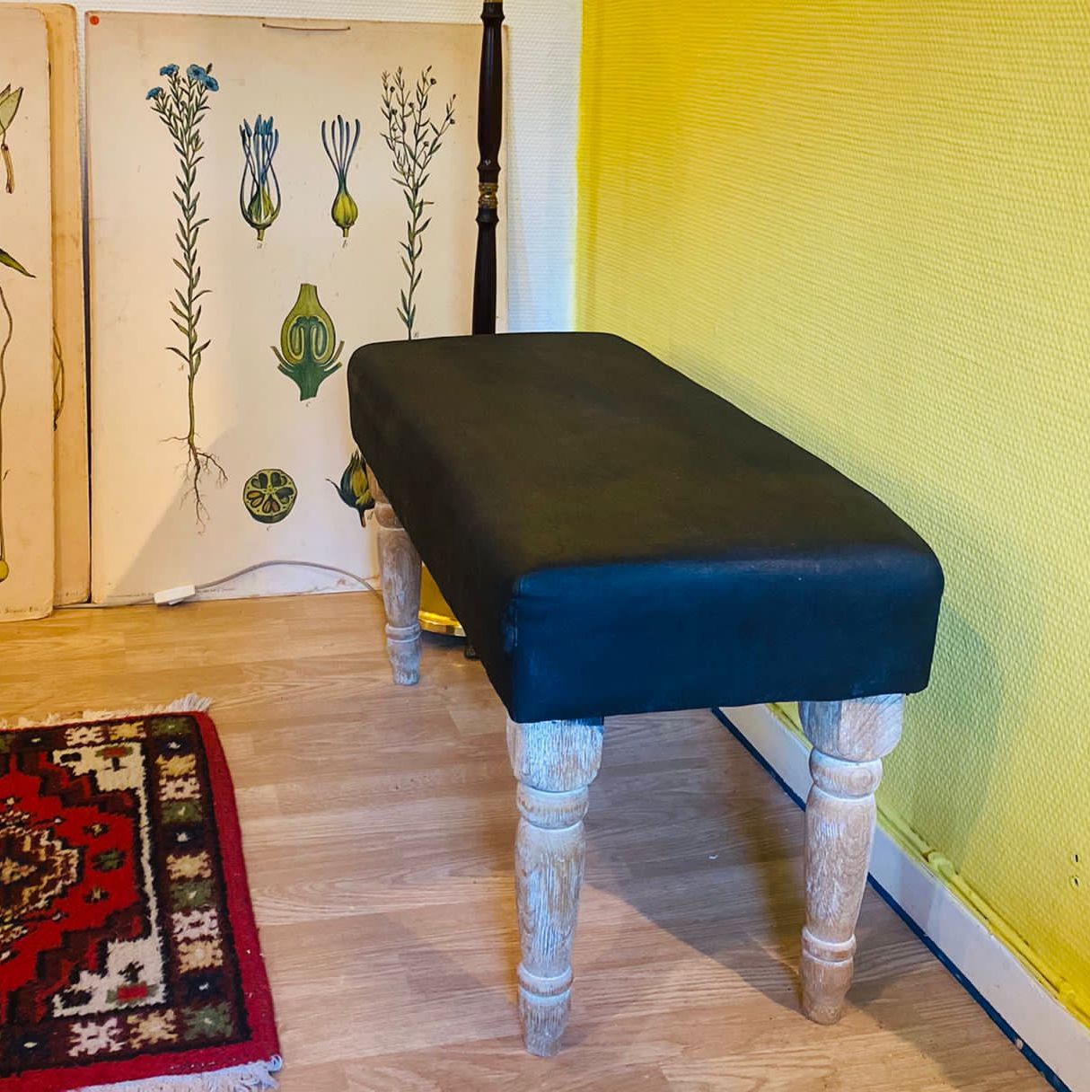Modern sittpall i gustaviansk stil