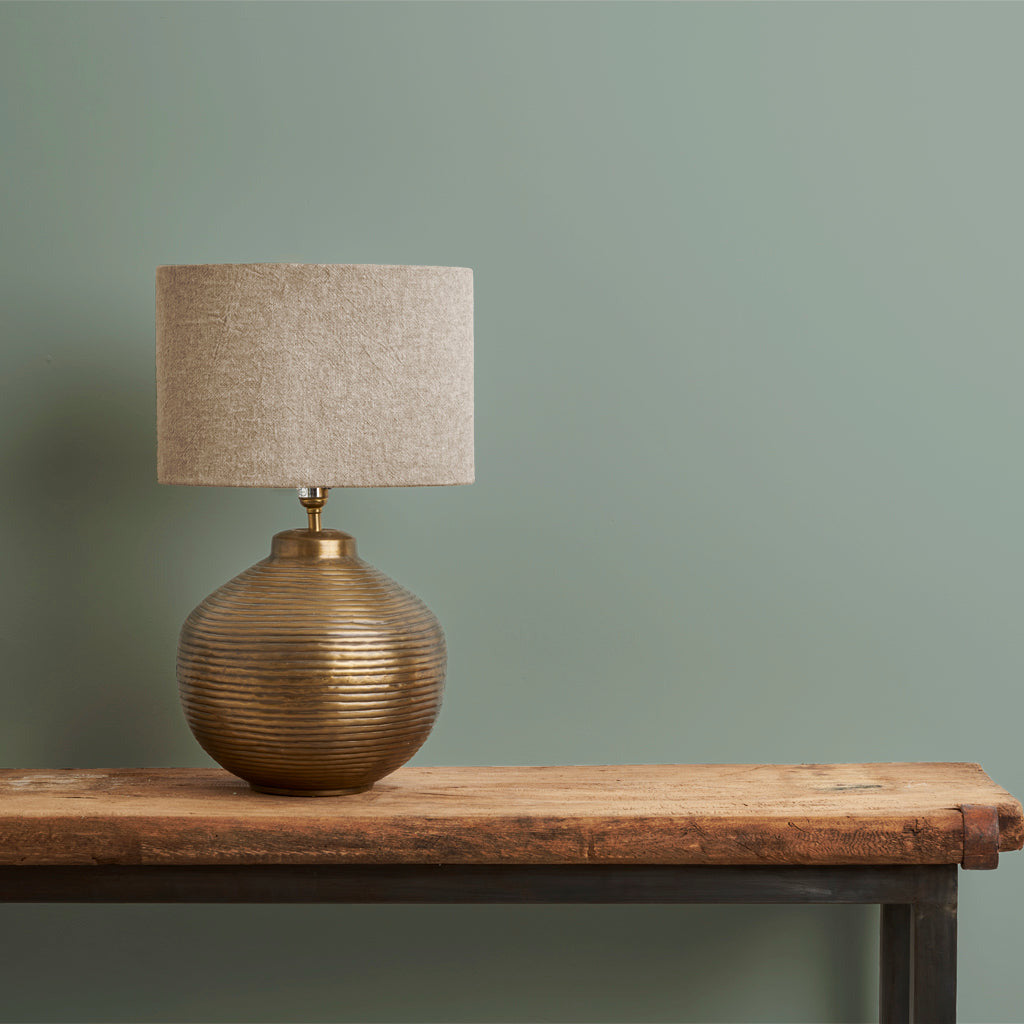 Denna nyans har utvecklats för att matcha en färgblandning av Chalk Paint™ i Duck Egg Blue och Old White.